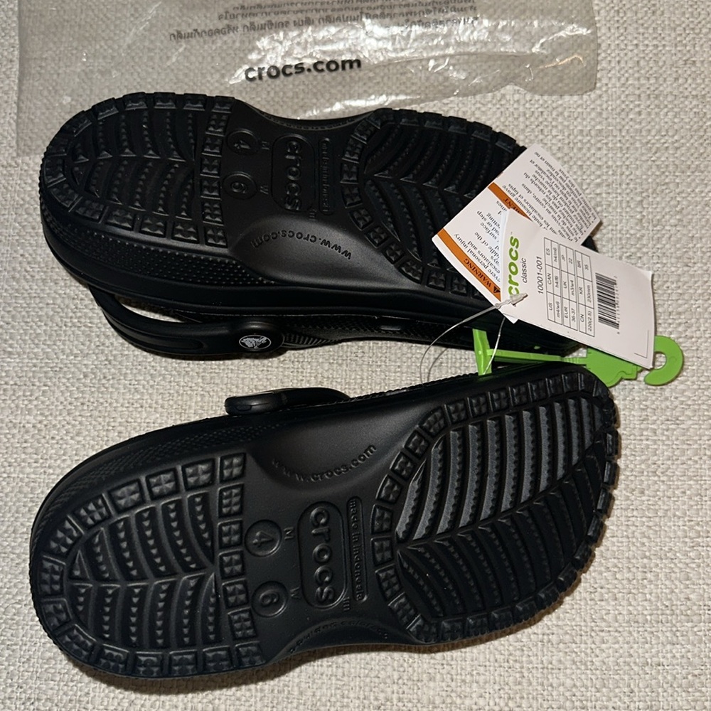 Crocs Unisex-Adult Classic Clogs, Black, women’s size 6 - Picture 10 of 10